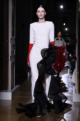 Платья мечты: как прошел показ Valentino Haute Couture весна-лето 2020 фото № 3