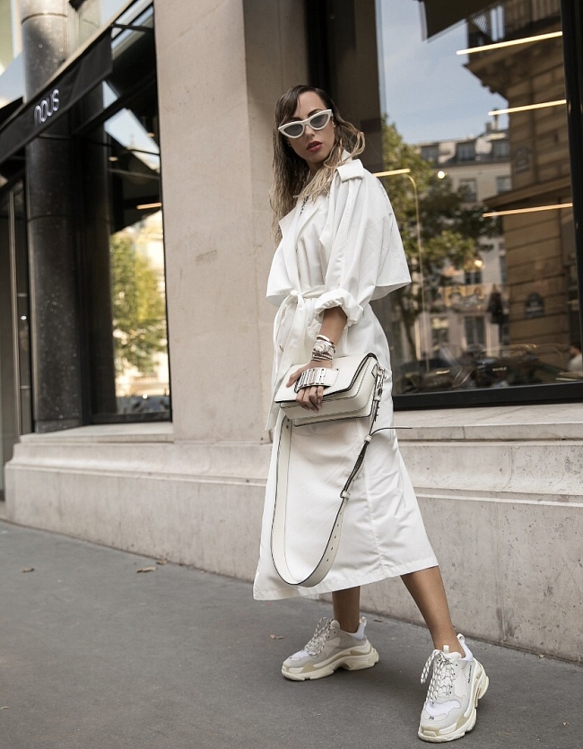 В плаще Alexander Terekhov, кроссовках Balenciaga и очках Celine, с сумкой Dior фото № 3