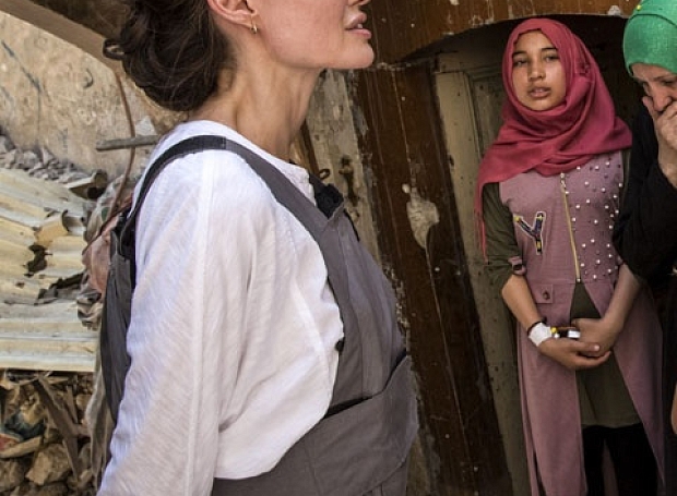 «Люди здесь потеряли все»: Анджелина Джоли посетила разрушенный город в Ираке