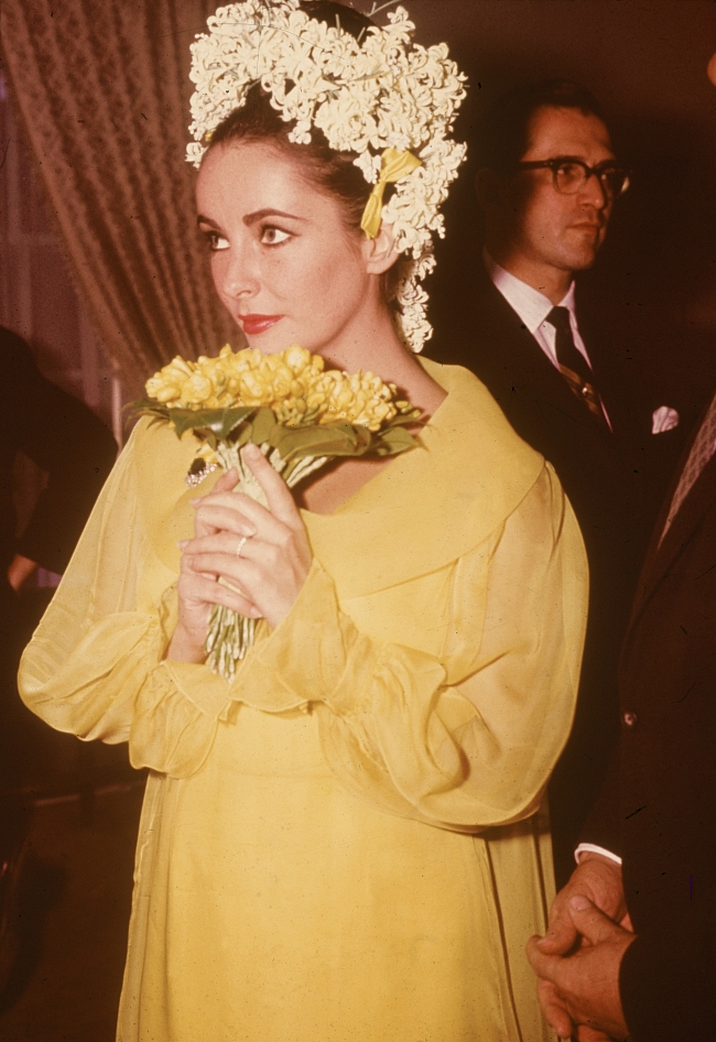 Элизабет Тейлор в желтом платье на своей свадьбе с актером Ричардом Бертоном, 1964 год фото № 1