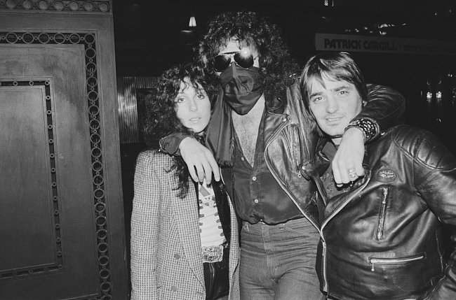 Шер и Джин Симмонс с другом, 1978 год фото № 2