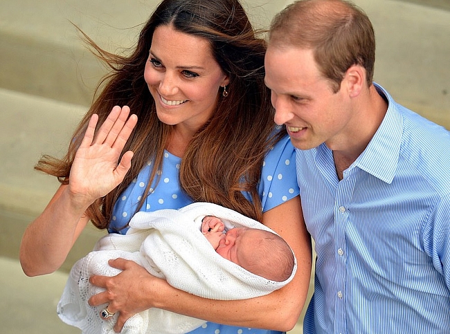Кейт Миддлтон и принц Уильям с новорожденным Джорджем, июль 2013 года фото № 16