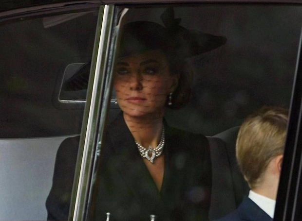 Кейт Миддлтон и Меган Маркл в элегантных траурных аутфитах и другие королевские особы на церемонии похорон Елизаветы II