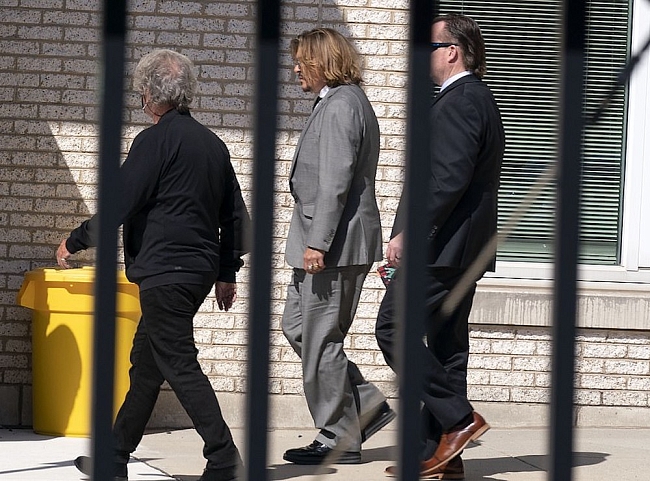 Джонни Депп по дороге в здание суда, апрель 2022 фото № 4