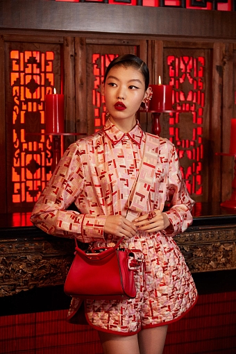 Fashion-дайджест: коллекции Prada, Fendi и Michael Kors к китайскому Новому году, распродажа в Галереях «Времена года» и другие новости фото № 5