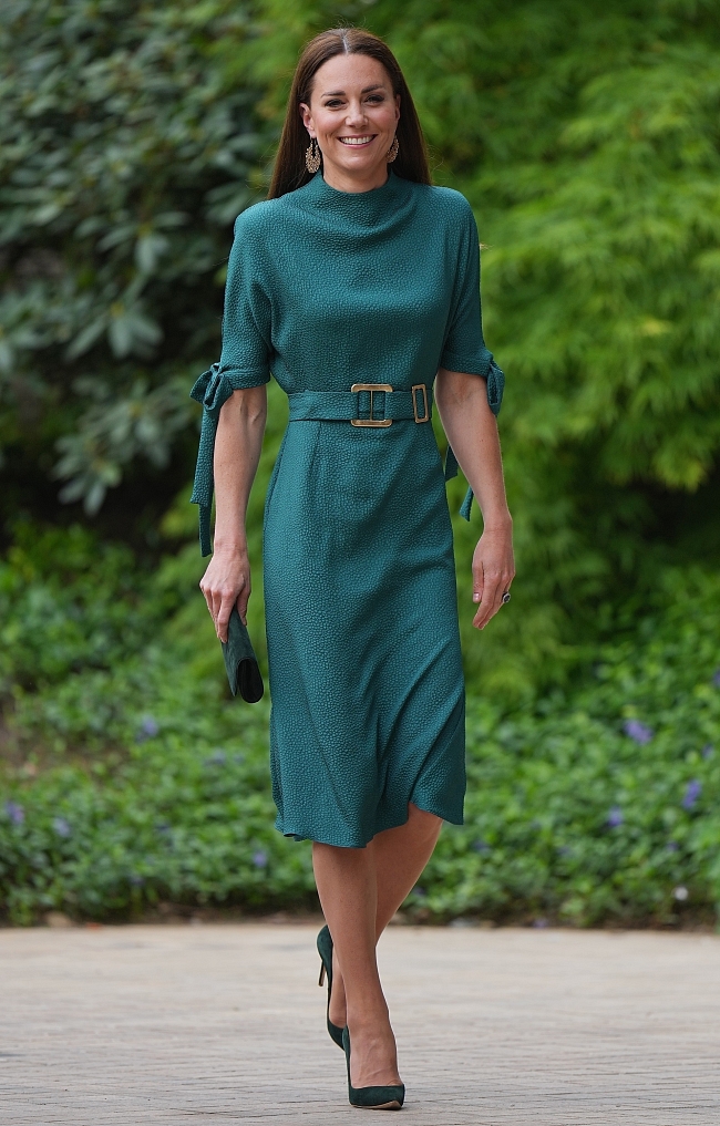Кейт Миддлтон в платье Edeline Lee на награждении Queen Elizabeth II Award 2022 фото № 2