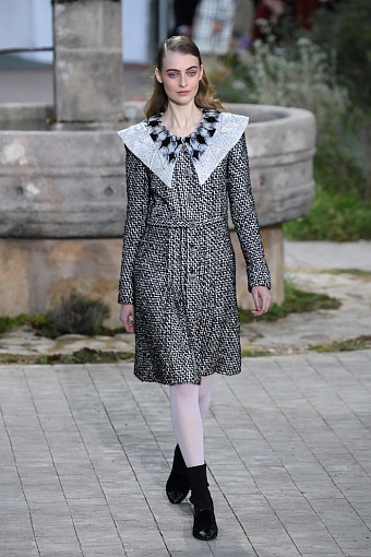 Chanel Haute Couture: Виржини Виар посвятила коллекцию детству Коко Шанель фото № 17