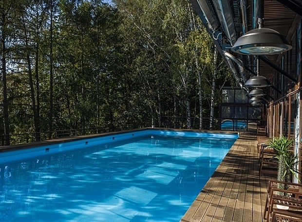 Открытый бассейн: где в Москве и Питере можно искупаться и позагорать?