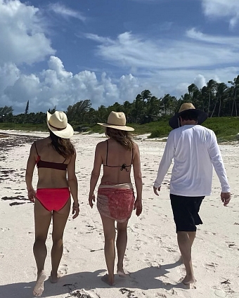 Слева направо: Аманда Анка, Дженнифер Энистон и Джейсон Бейтман уже не раз отдыхали все вместе. Фото: @jenniferaniston фото № 2