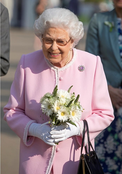 Королевский тренд: Елизавета II в самых модных очках этого сезона фото № 5