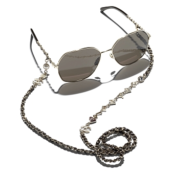 Солнцезащитные очки Chanel, 116600 рублей, chanel.com фото № 2