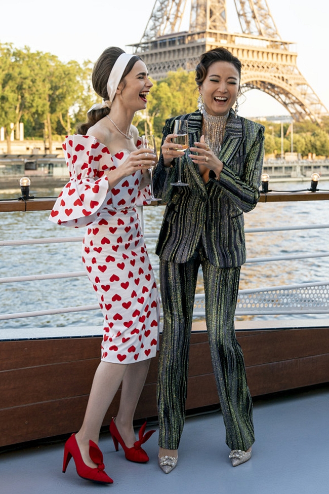 Лили Коллинз и Эшли Парк (кадр из сериала «Эмили в Париже») фото № 2