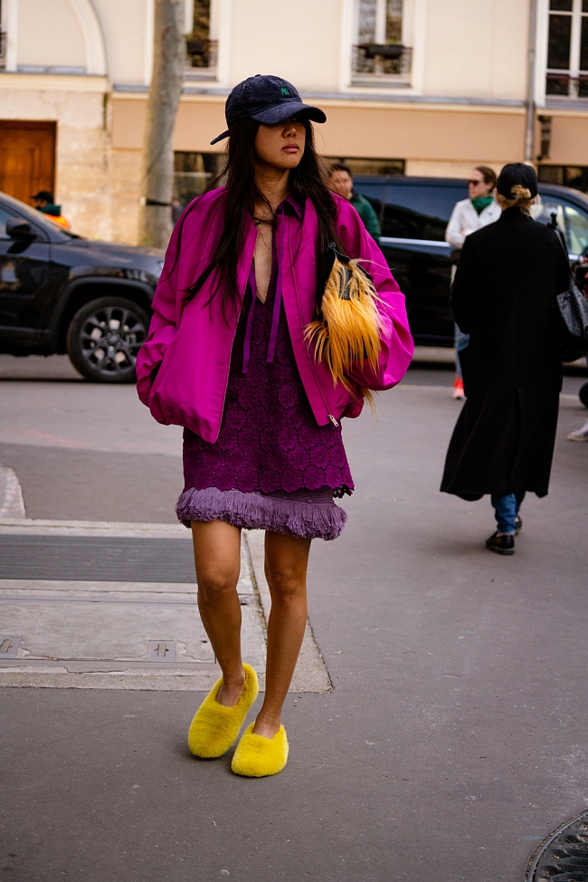 Стритстайл на Неделе моды в Париже осень-зима 2022/23 фото № 53