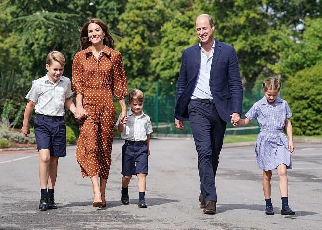Кейт Миддлтон и принц Уильям провожают детей в школу фото № 1