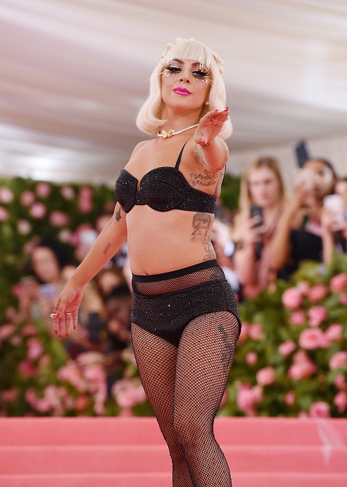 Леди Гага в бриллиантовом колье из платины, кольцах с драгоценными камнями и бриллиантами Tiffany & Co. фото № 4
