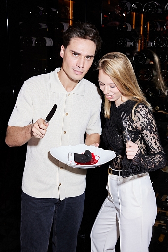 Идрис Гитинаев и Кира Андреева пробуют десерт «Нокаут BLACK» фото № 6