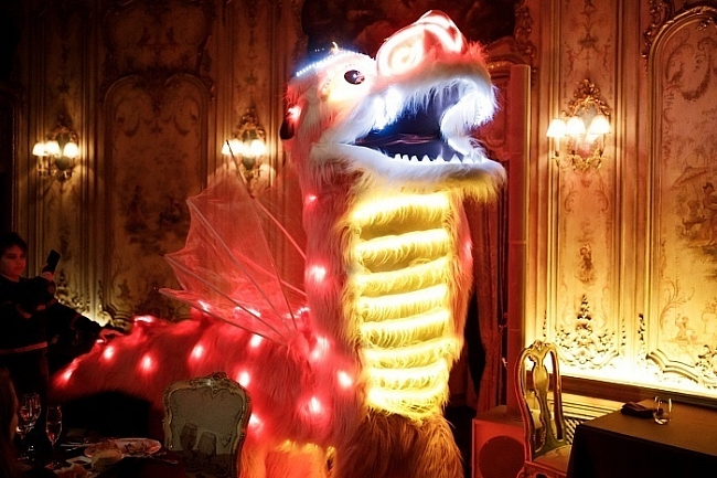Китайский Новый год в ресторанах Москвы: танец дракона, пекинская утка и предсказания фото № 6