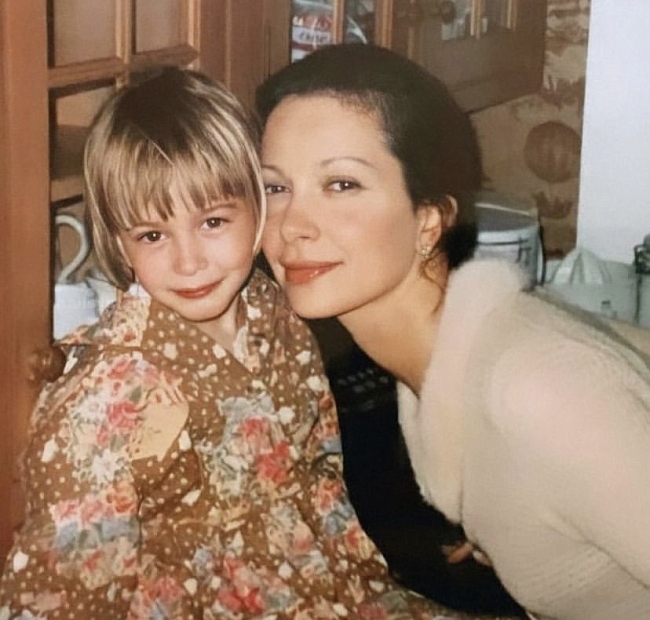 Хейли Бибер с мамой. Фото: @haileybieber фото № 11
