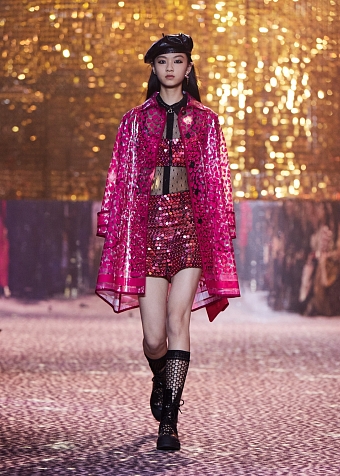Будущей осенью мы будем носить леопардовый принт и пайетки, как на сегодняшнем показе Dior Pre-Fall 2021 в Шанхае фото № 15