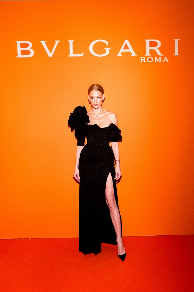 Светлана Ходченкова выглядит невероятно в асимметричном черном платье с разрезом на открытии поп-ап-бутика BVLGARI фото № 1