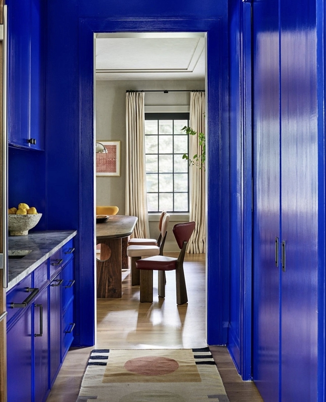 Настенные ковры, бахрома и винтажная мебель: тренды дизайна интерьера фото № 3