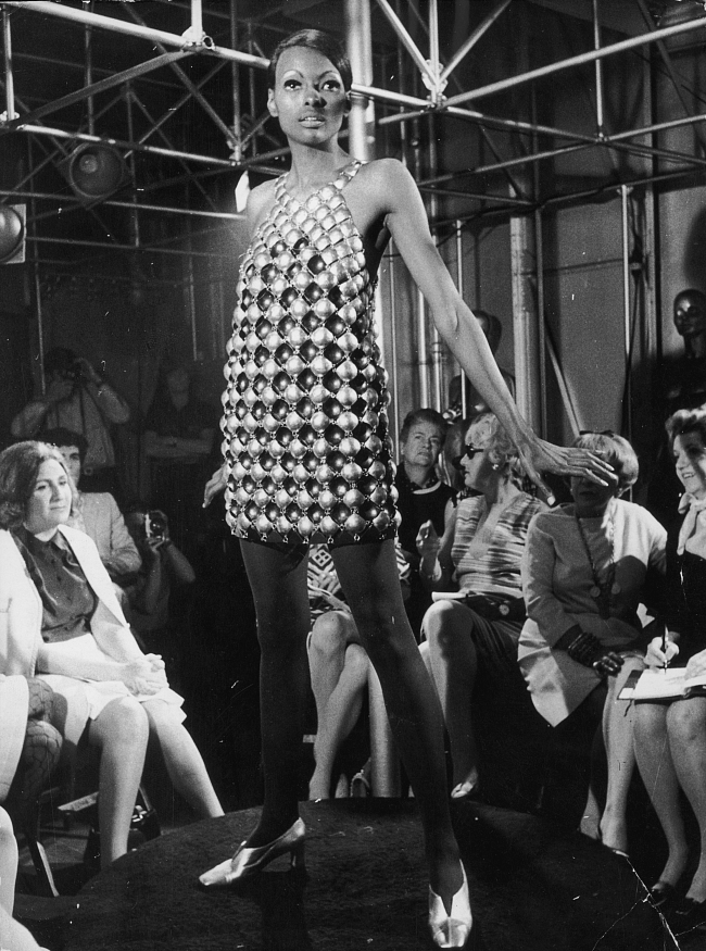 Модель на показе Paco Rabanne в платье из алюминиевых дисков, 1968 год фото № 3
