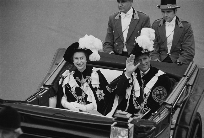 Елизавета II и принц Филипп на праздничном шествии, 1969 фото № 6