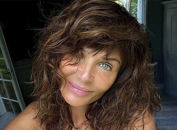 Без макияжа, но с копной волос: 53-летняя Хелена Кристенсен гуляет по Нью-Йорку в совершенно обворожительном образе
