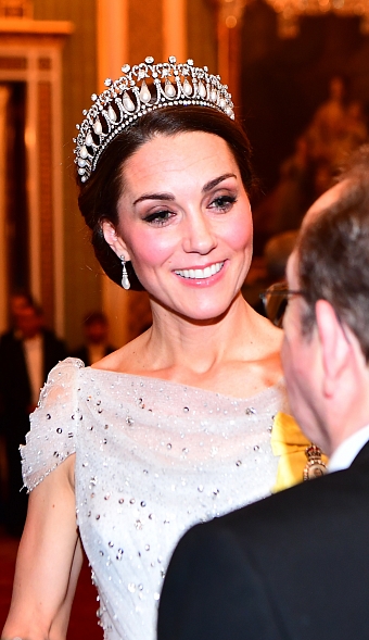 Просто принцесса: роскошная Кейт Миддлтон на приеме в Букингемском дворце фото № 3
