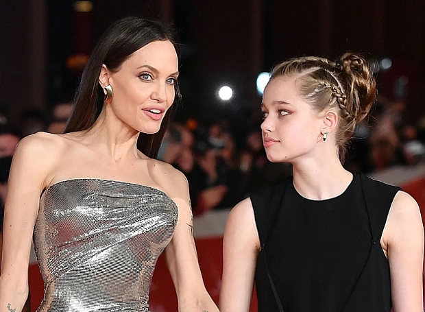 Анджелина Джоли позирует в компании дочери на отпускном фото 