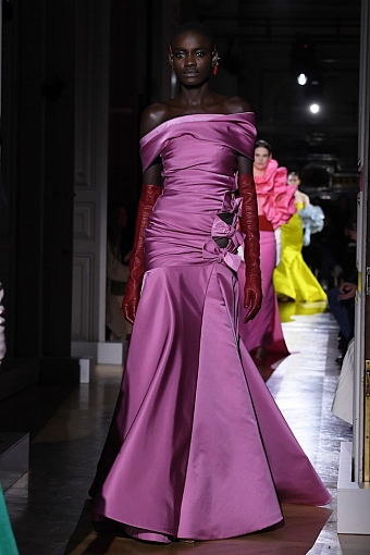 Платья мечты: как прошел показ Valentino Haute Couture весна-лето 2020 фото № 25