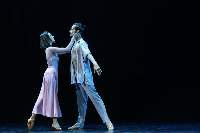 Дайджест путешествий: открытие Tivoli LA VIE Muscat Hotel & Residences, майские праздники в The Ritz-Carlton Maldives, Fari Islands и коллаборация Ikos x MINI фото № 2