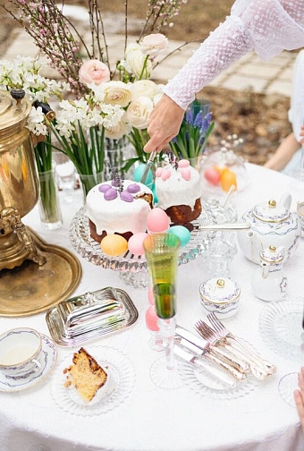 Чайный сервиз Le Gobelet Du Roy, Bernardaud, масленка Malmaison, столовые приборы Marly, все - Christofle; подставка для кулича, тарелка с крышкой, Margarita, все - Tsar; Подставки для яиц Harcourt, тарелки и бокалы для шампанского Baccarat фото № 7