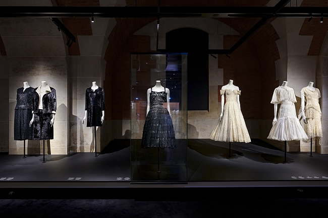 В Париже открылась выставка Gabrielle Chanel. Fashion Manifesto фото № 1
