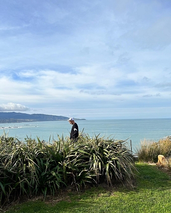 На одном из кадров Риты из Новой Зеландии был заснят мужчина, который очень похож на Тайку Вайтити. Фото: @ritaora фото № 6