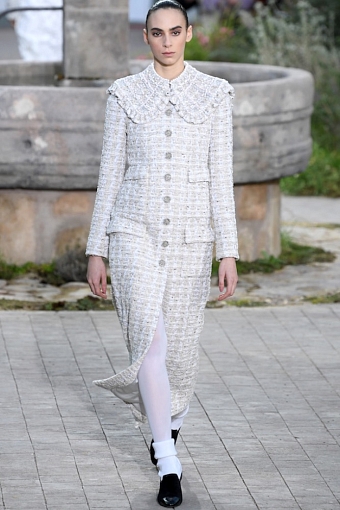 Chanel Haute Couture: Виржини Виар посвятила коллекцию детству Коко Шанель фото № 12