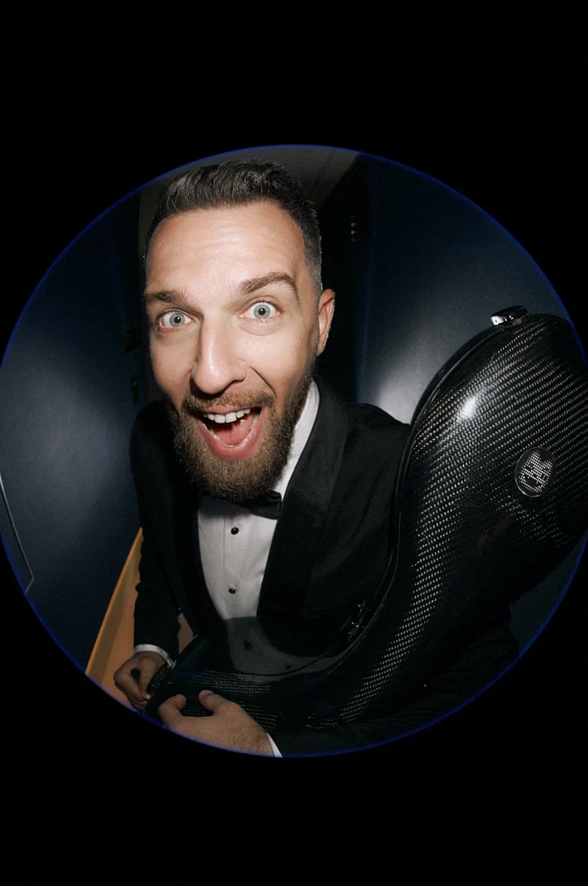 На Александре Рамме: смокинг, рубашка, бабочка, все — собственность героя фото № 11