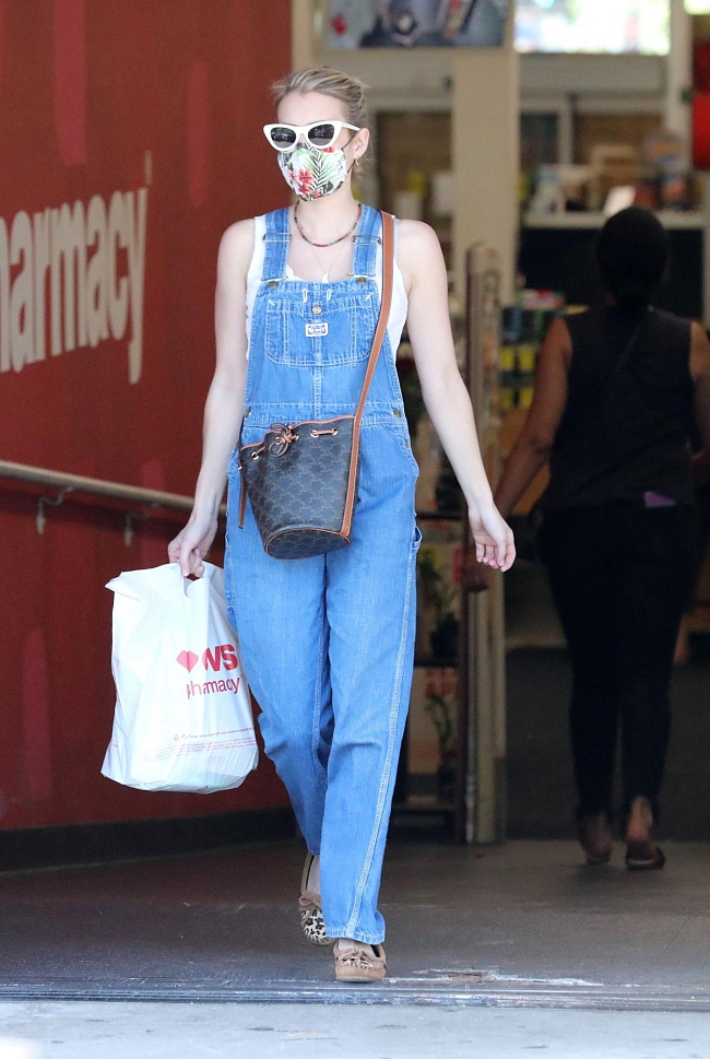 Образ дня: Эмма Робертс в модном джинсовом комбинезоне в Лос-Анджелесе фото № 1