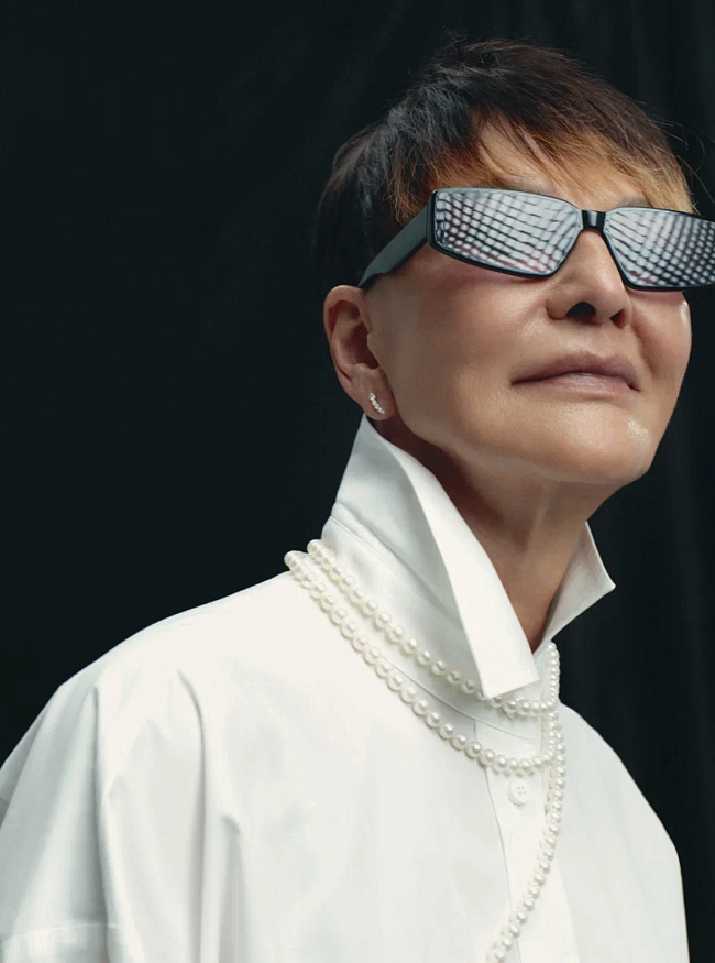 Рубашка, The Attico (ЦУМ); очки, собственность героини; сотуар Pearl, золото, жемчуг; серьги, золото, бриллианты Classic, Mercury фото № 7