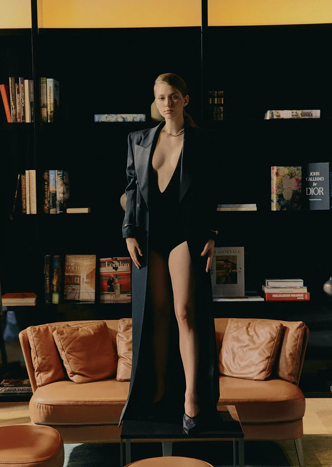Платье, Saint Laurent (ЦУМ); боди, Free Age; мюли, Mugler (ЦУМ); колье, браслеты, все — Vito, золото, бриллианты, FerriFirenze фото № 5