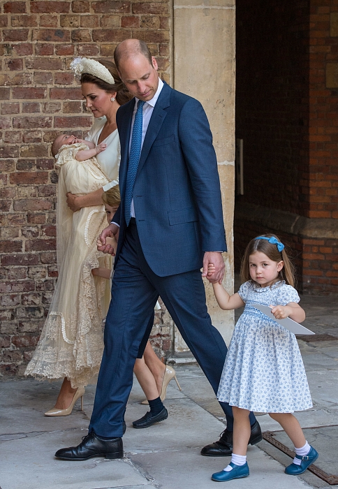 Кейт Миддлтон и принц Уильям с детьми на крестинах принца Луи фото № 2