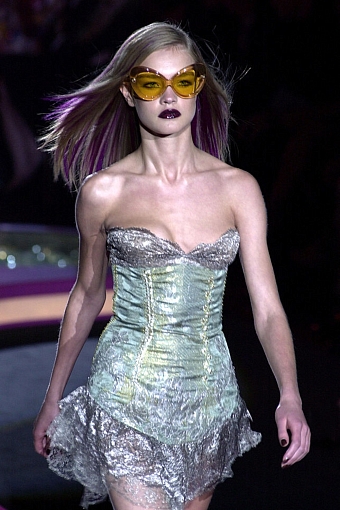 Наталья Водянова на шоу Versace Couture осень-зима 2002/03 фото № 5