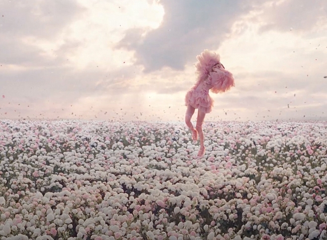 Розэ в клипе On The Ground в платье Haleia фото № 2