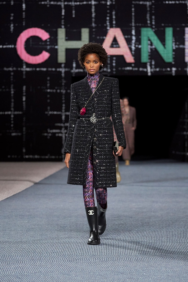 Резиновые сапоги на показе Chanel осень-зима 2022/23 фото № 7