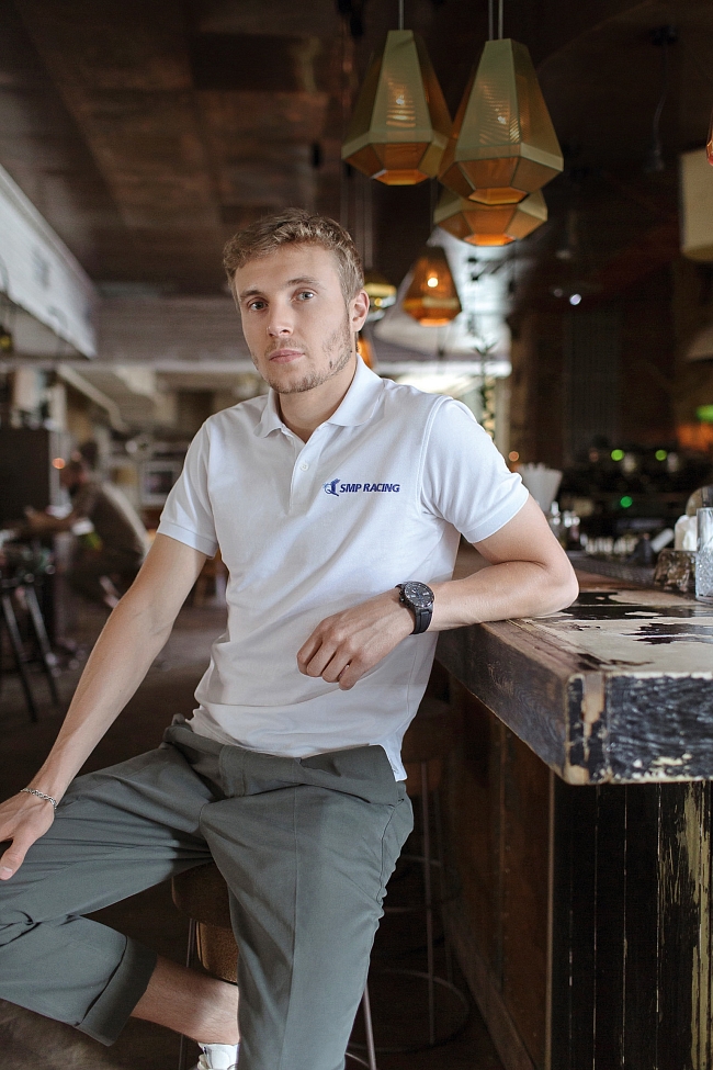 На Сергее: Брюки, Uniqlo; поло, SMP Racing; часы, Oris Williams Chronograph фото № 2