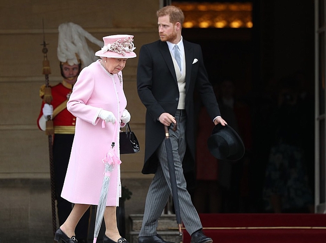 Королева Елизавета II и принц Гарри фото № 7