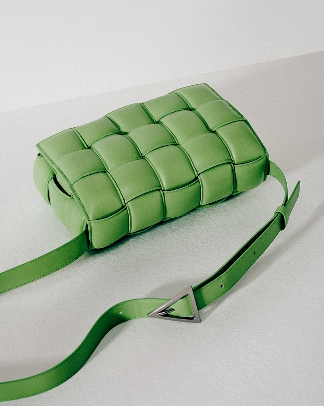 Bottega Veneta представили сумку, созданную специально для России фото № 2