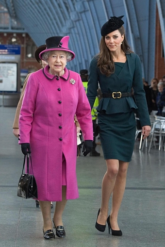 Королева Елизавета II и Кейт Миддлтон на вокзале Сент-Панкрас, 2012 год фото № 6