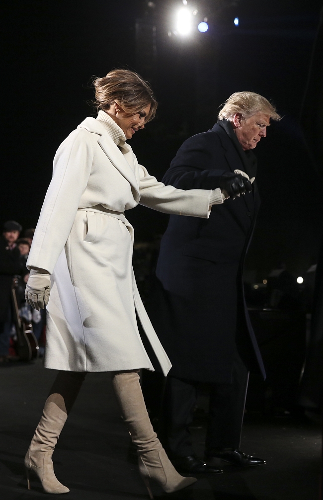 Снежная королева: Мелания Трамп на церемонии зажжения огней на главной елке США фото № 3