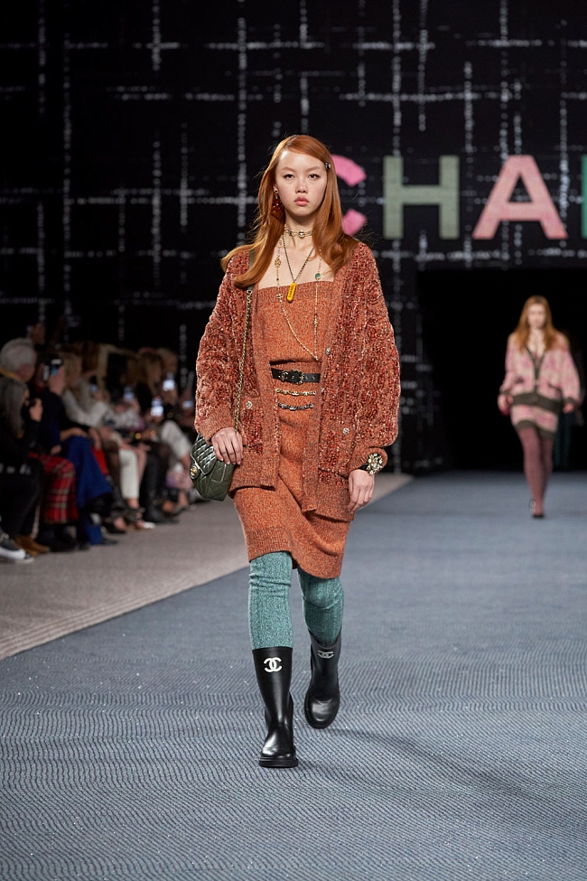 Резиновые сапоги на показе Chanel осень-зима 2022/23 фото № 9